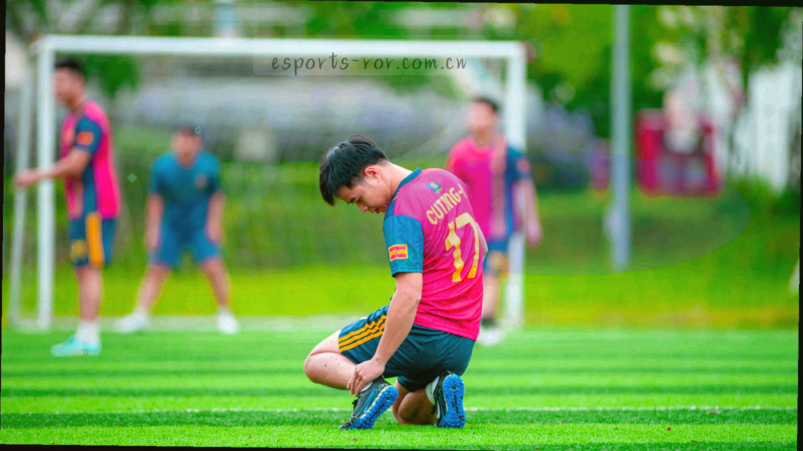 电竞数据客户端主界面，左侧赛程列表与右侧积分和实时状态面板并排展示